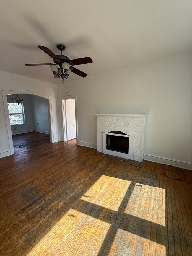 Building Photo - 202 E College St Unit 3