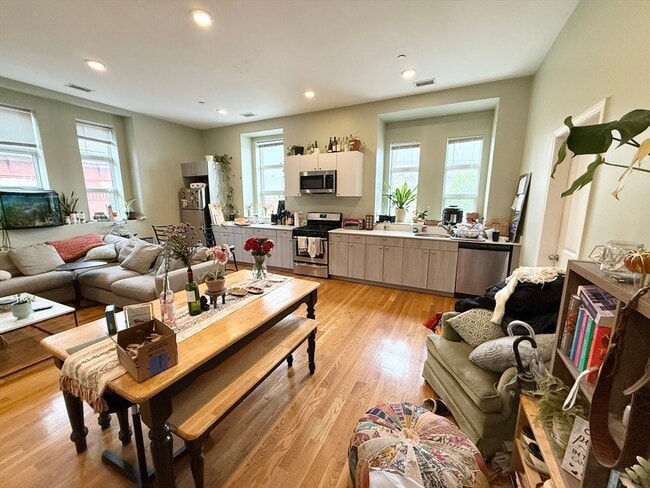 Building Photo - 409 Dudley St Unit 4