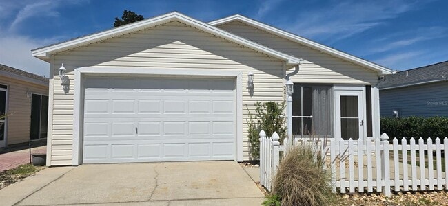 Building Photo - 2419 Southern Oak St