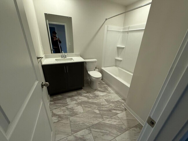 2do baño completo - 3 Shamrock Cir