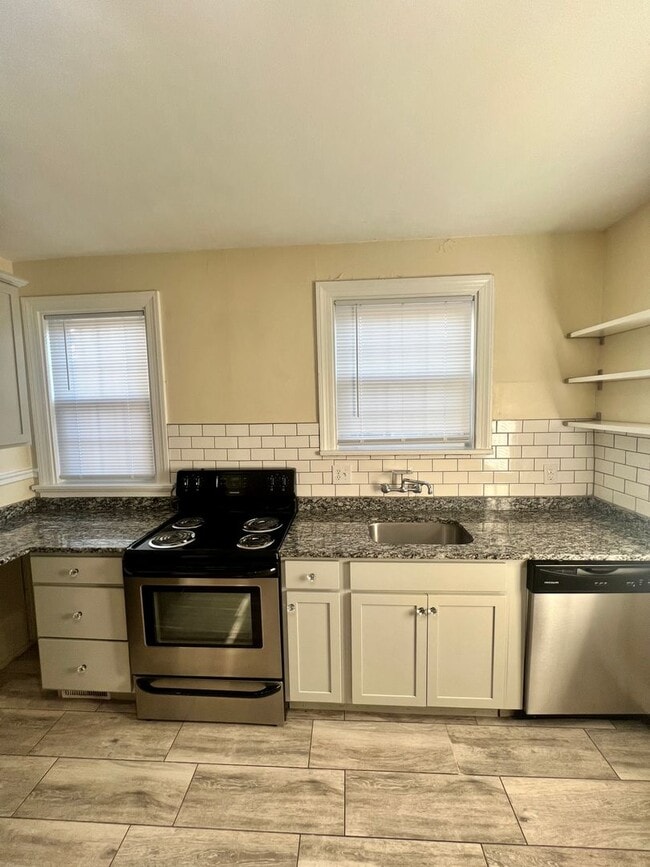 Building Photo - 4505 W Grace St Unit Apt. A