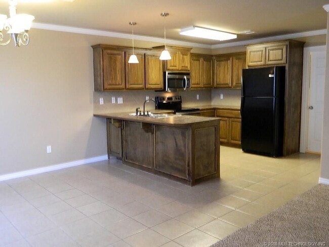 Cocina y comedor - 610 Rolling Hills Dr