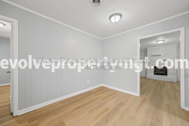 Photo - 995 Avon Rd