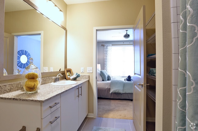 2BR, 2BA - 1022 SF