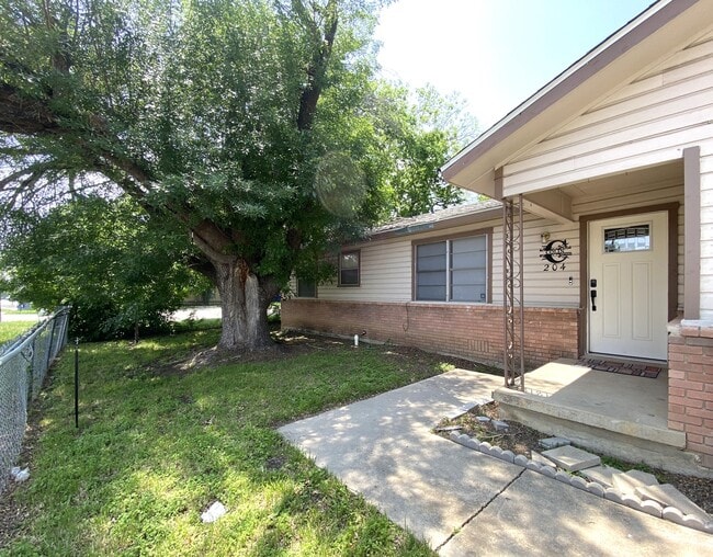 Photo - 204 Veterans Ave