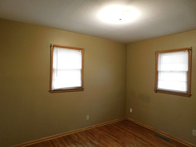 Very nice 2 bedroom/1 bath duplex in NE El... - Very nice 2 bedroom/1 bath duplex in NE El... House