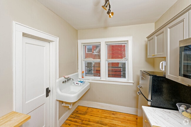 Eficiencia 1 BA, 300SF Cocina Comedor - 145 S. Fitzhugh