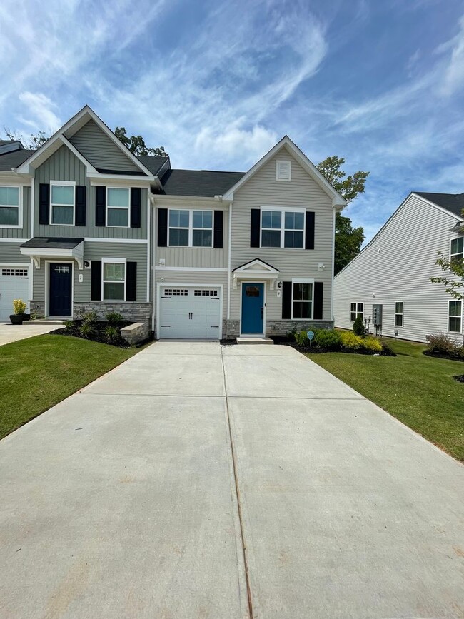 Building Photo - Brand New!!!! 3 bedroom Townhome 2.5 Bath near Furman University !!!
