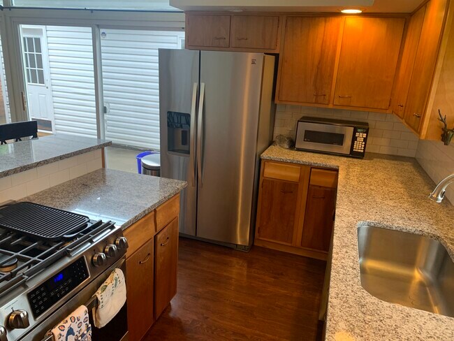 Photo - 371 Mink St SW