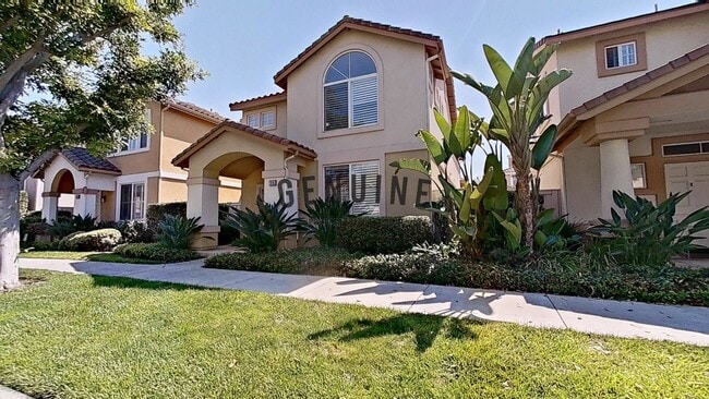 Building Photo - Spacious 3Bd 2.5Ba Home w/Den