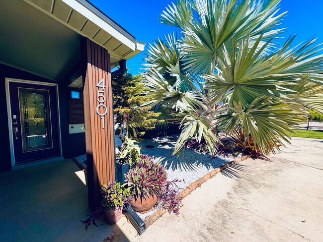Elegant and Updated 3/2 Pool Home just min... - Elegant and Updated 3/2 Pool Home just min...