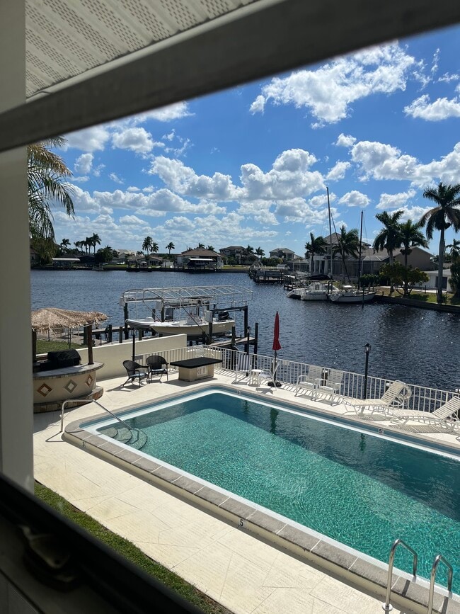 Pool with tiki Grills Tv - 1706 Bikini Ct Unit 202