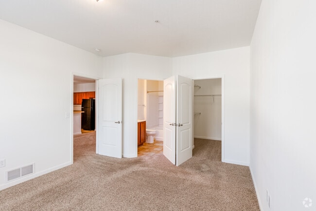 2BR, 2BA - 1,152SF - The Regal - Bedroom - Hidden Ridge