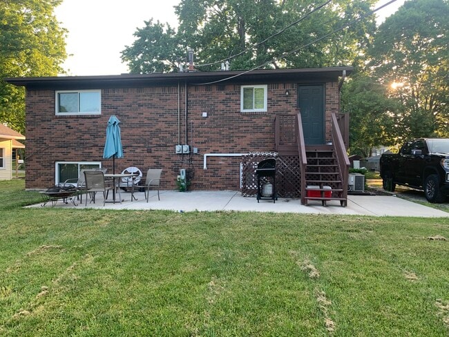 Dúplex - Parte posterior - 433 Mason St Unidad 433