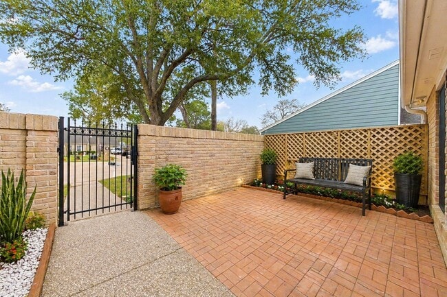 Photo - 20206 Lake Sherwood Dr