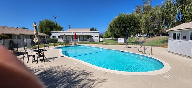 150 E Lakeshore Dr