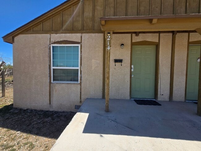 Building Photo - 2BD/1 BA Duplex