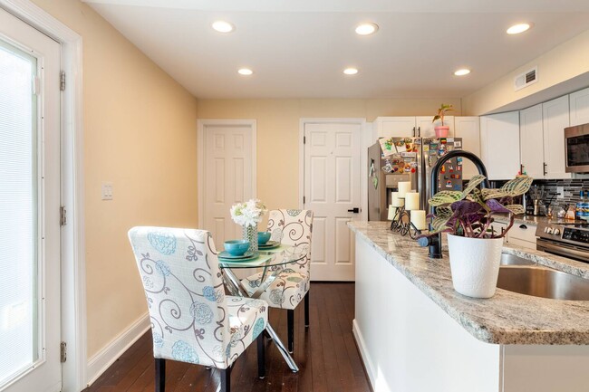 Photo - 5337 Hayes St NE