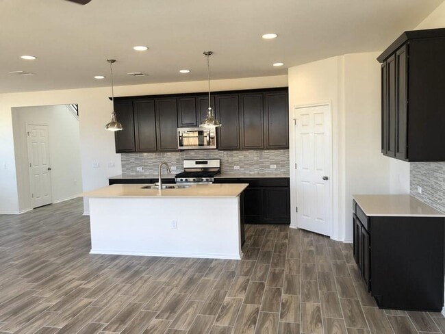 Photo - 1910 Crimson Rosella Trl