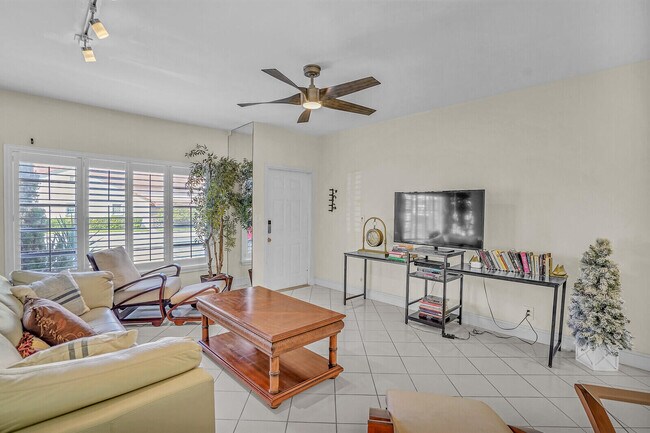 Photo - 584 SE 20th Ave Unit 2
