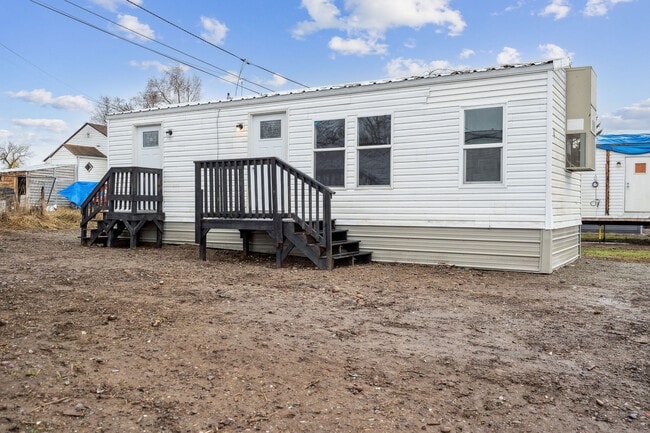 Building Photo - 111 S Cedar Dr