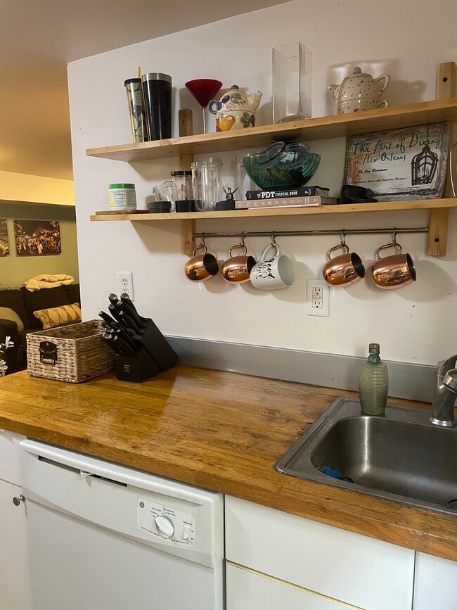 Building Photo - 1823 Robert St Unit B