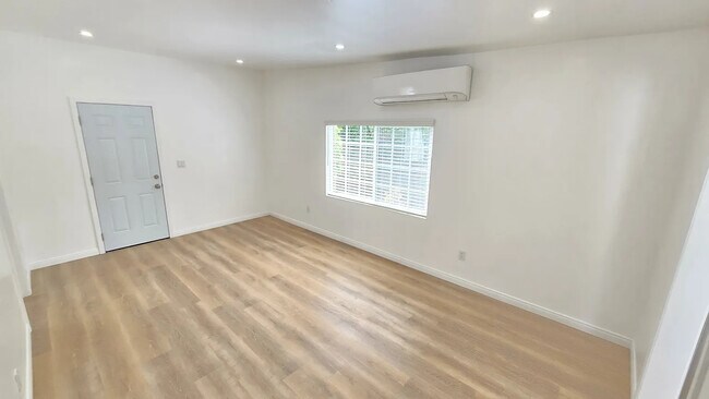 living room - 1041 N Edinburgh Ave Unit 3-4