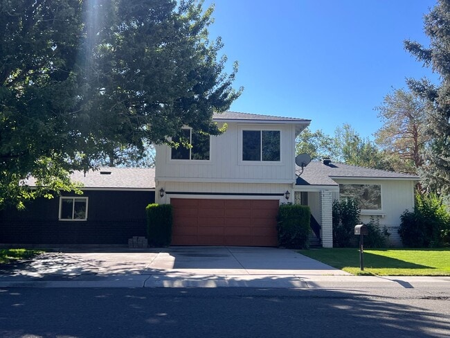 Building Photo - Spacious Split-Level! 4-Bedroom, 3.5-Bath ... Rental