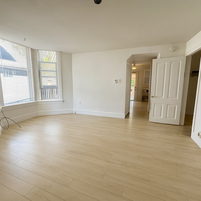 Photo - 740 Lorne Av