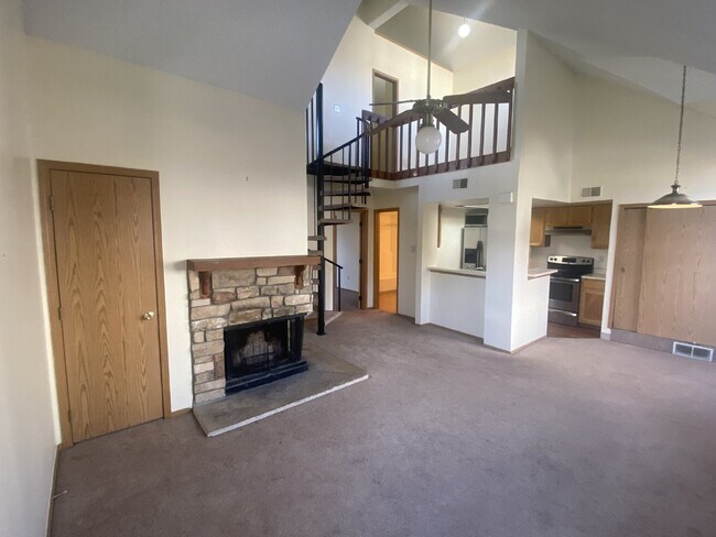 Photo - Charming Condo with a Loft! Unidad 2-212