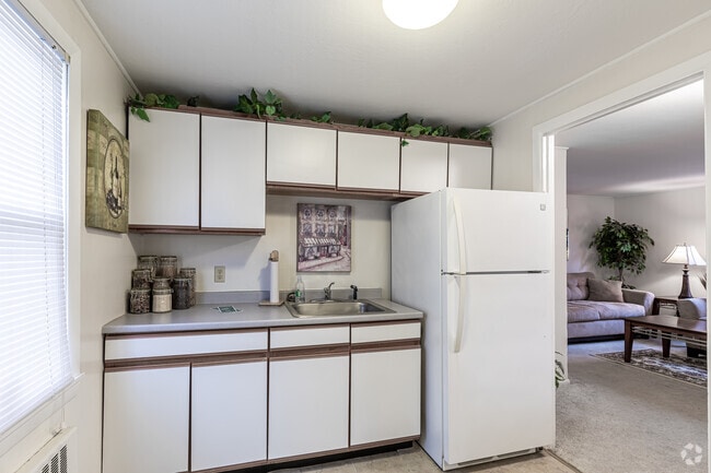 2BR, 1BA - Main St - Kitchen