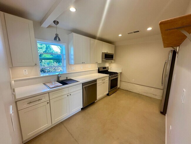 Building Photo - 112 Unit 115