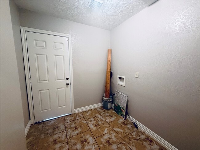 12211 Wessex Dr
