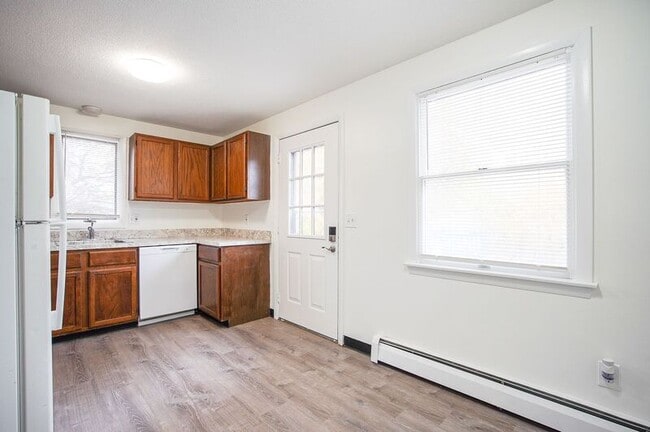 Photo - 878 St James Ave