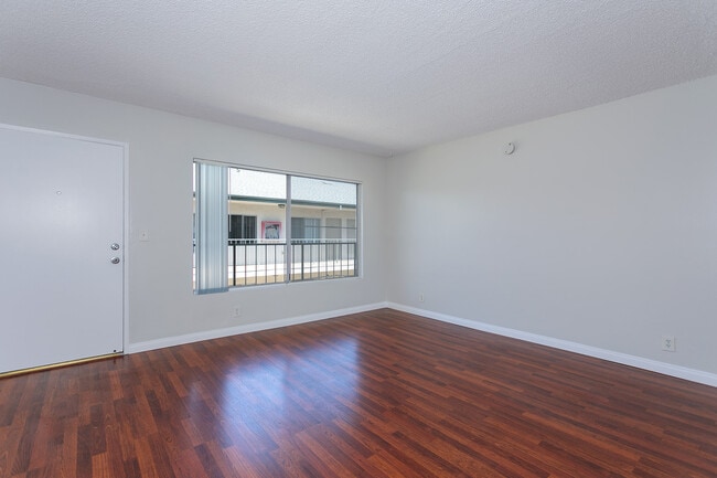 Estudio - Sala de estar - 11520 Menlo Ave