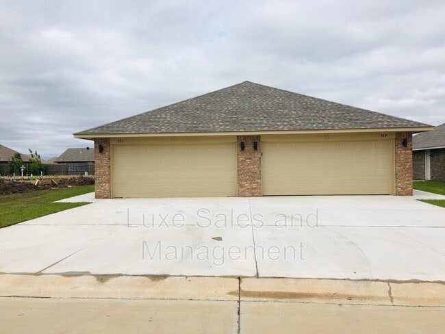 Building Photo - 737 SW 13th St