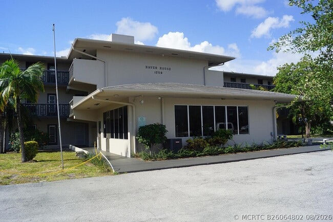 Building Photo - 1250 E Sample Rd Unit 303