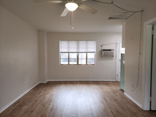 Photo - P185 - #10 Pontiac 4-Plex Unit P185 #10 Pontiac 4-Plex 4939 29th Ave S