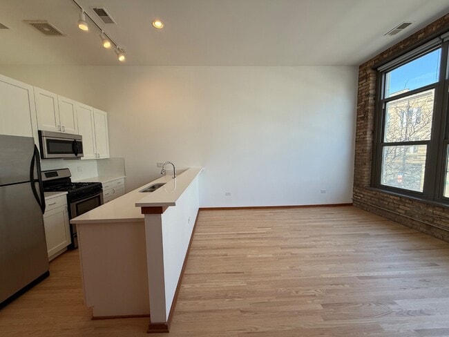 Building Photo - Gorgeous 2 Bedroom Apartment in Avondale - Laundry In Unit 03