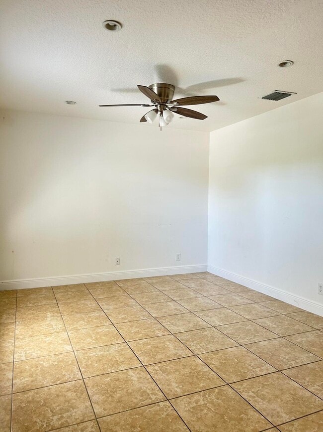 Photo - 819 Hansen St