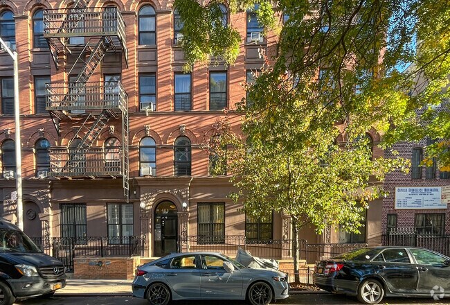 Entrance Photo - 463-467 W 166th St