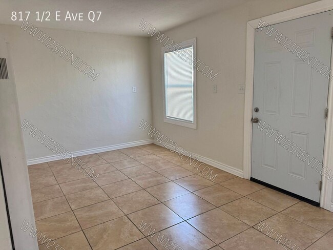 817 E Ave Q7