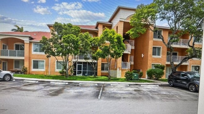 Building Photo - 6952 SW 39th St Unit 202