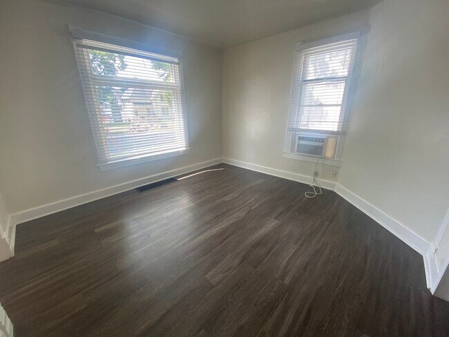 Photo - 222 Fairchild St