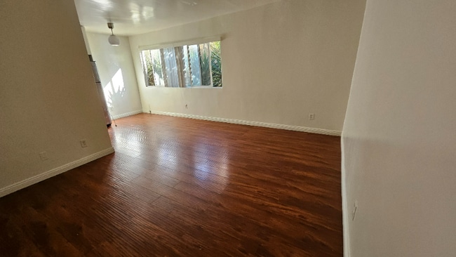 Photo - 933 S Gramercy Dr Unidad 8