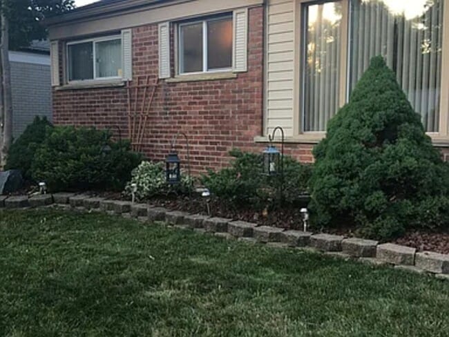 Photo - 972 Cardwell St