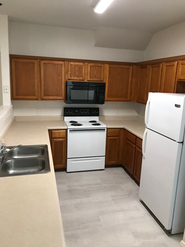 Kitchen - 5750 Golf Hts Unit #2