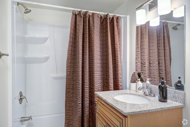 1BR, 1BA - 835SF - Bathroom