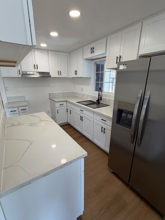 Photo - 142 W 11th St