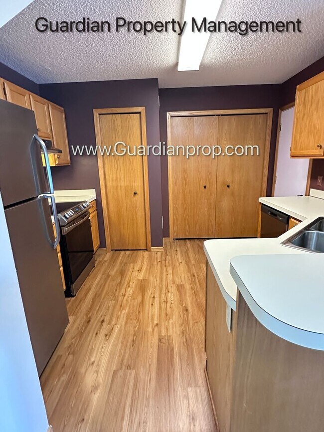 Photo - Apple Valley 2 Bedroom Town Home, Patio, Fireplace, 1 Car Garage, AC, New Carpet